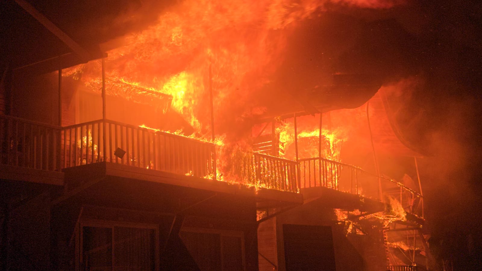 गोवा के अश्वेम बीच पर भीषण अग्निकांड: रिजॉर्ट में लगी भयंकर आग, सैलानियों में मची चीख-पुकार, देखें तबाही का मंजर!