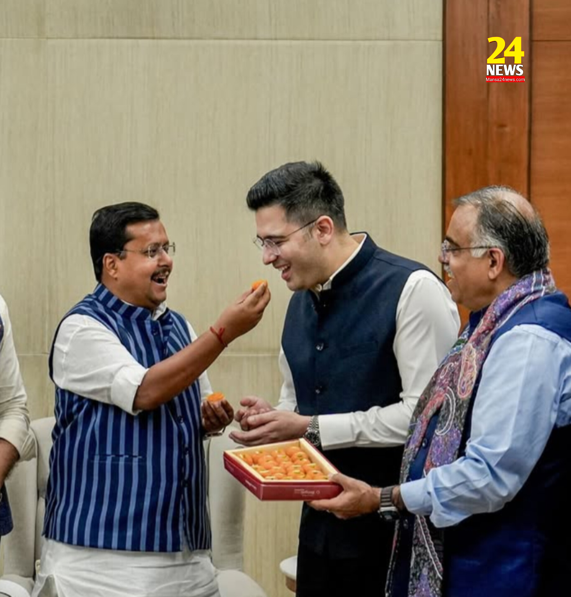 राघव चड्ढा बीजेपी के राष्ट्रीय अध्यक्ष नितिन नबीन के साथ हाथ मिलाते हुए