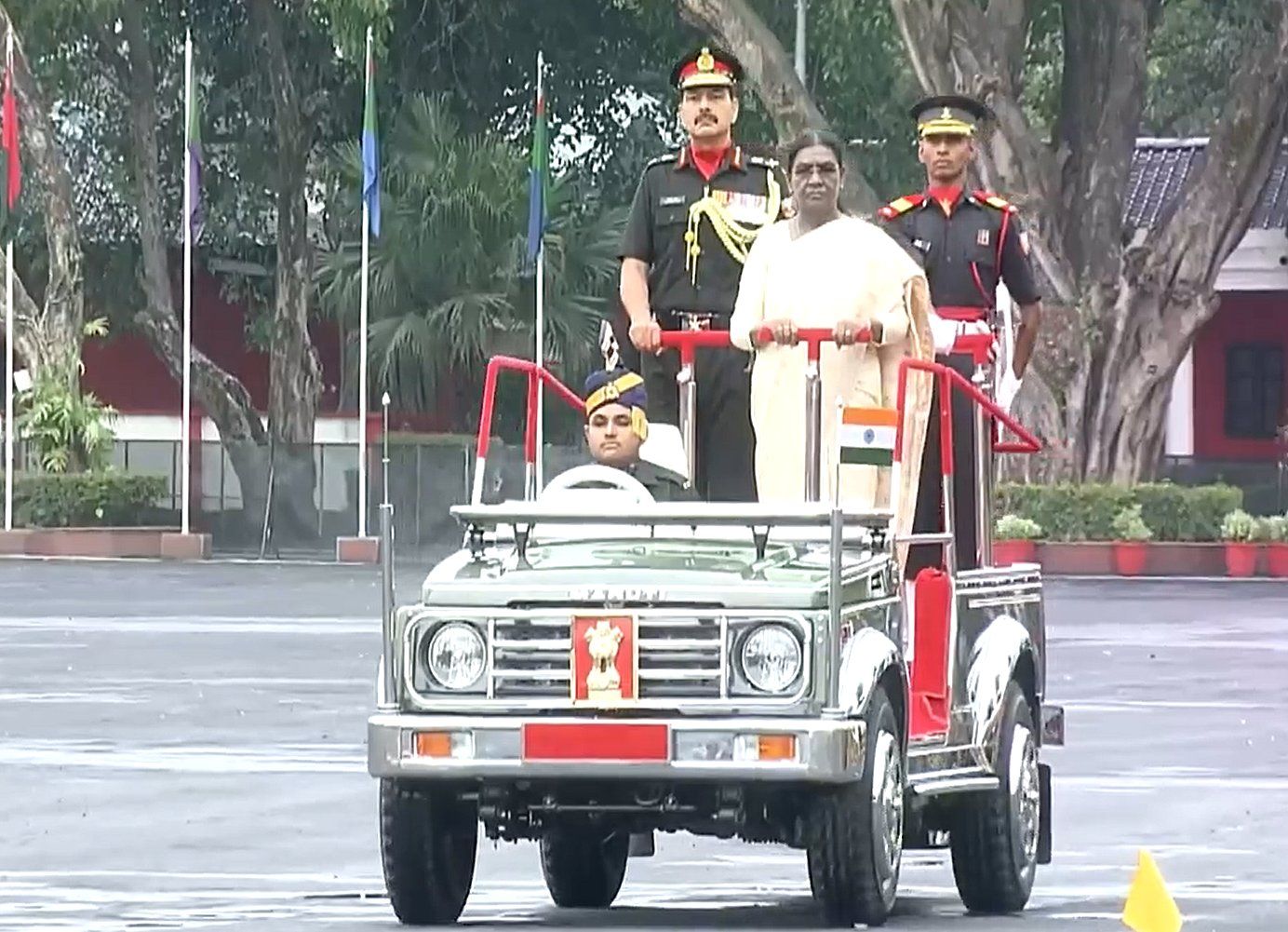 राष्ट्रपति द्रौपदी मुर्मू ने IMA देहरादून की पासिंग आउट परेड की सलामी ली; भारतीय सेना को मिले नए जांबाज अधिकारी