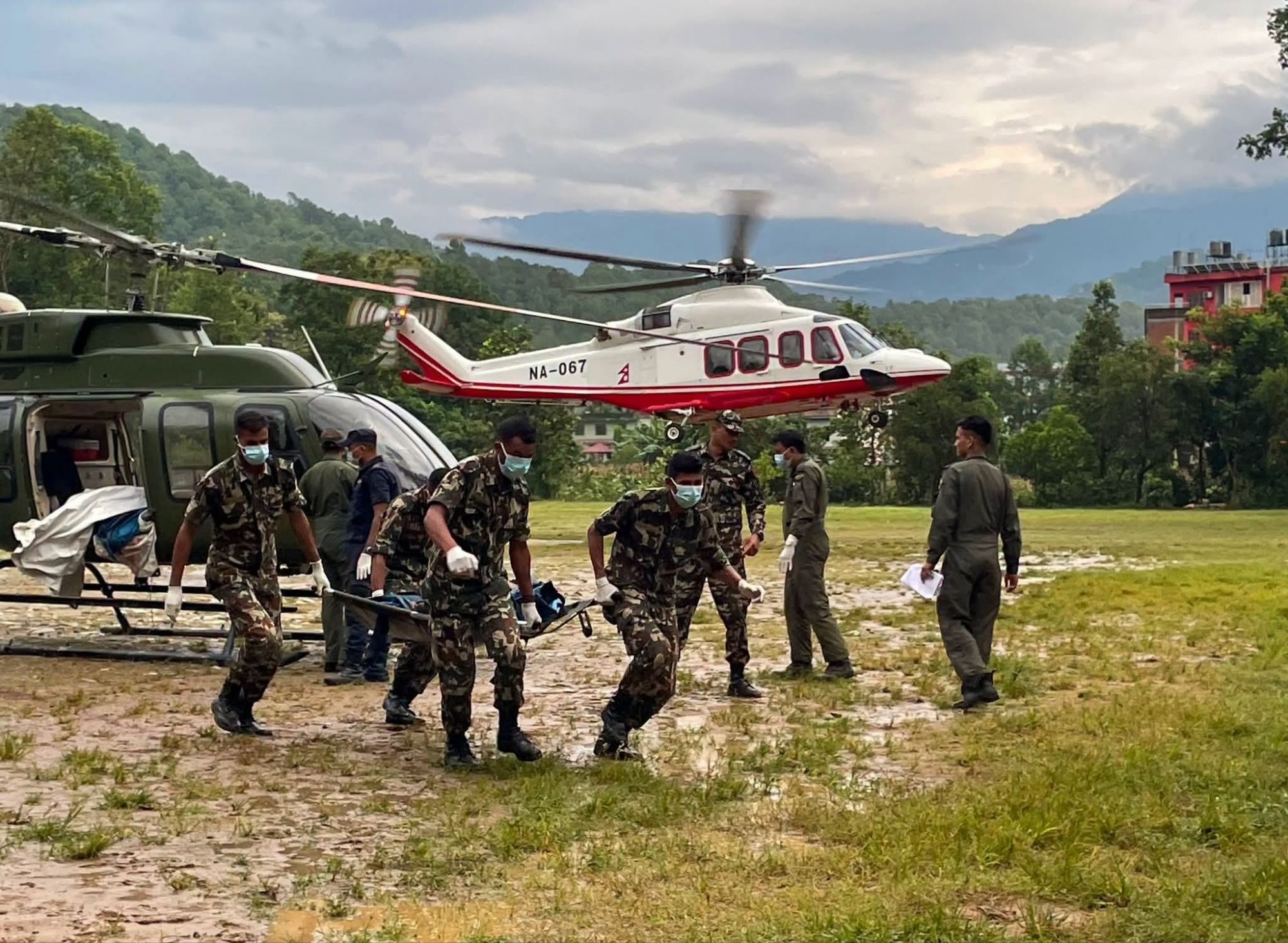 नेपाल आपदा: नेपाली सेना ने बाढ़ पीड़ितों के शवों और रेस्क्यू किए गए लोगों को नुवाकोट बेस कैंप पहुँचाया