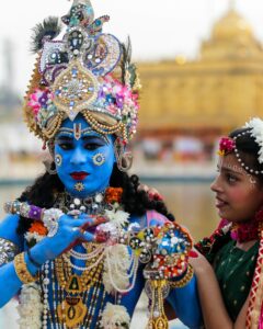 कृष्ण जन्माष्टमी: अमृतसर के दुर्गियाना मंदिर में भगवान श्रीकृष्ण के रूप में सजे कलाकार ने खींचा सबका ध्यान