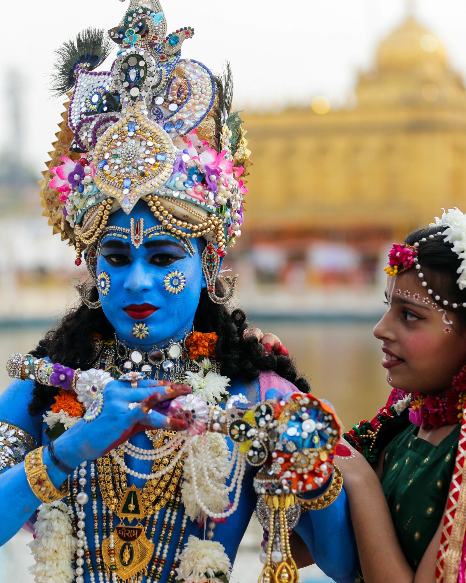 कृष्ण जन्माष्टमी: अमृतसर के दुर्गियाना मंदिर में भगवान श्रीकृष्ण के रूप में सजे कलाकार ने खींचा सबका ध्यान